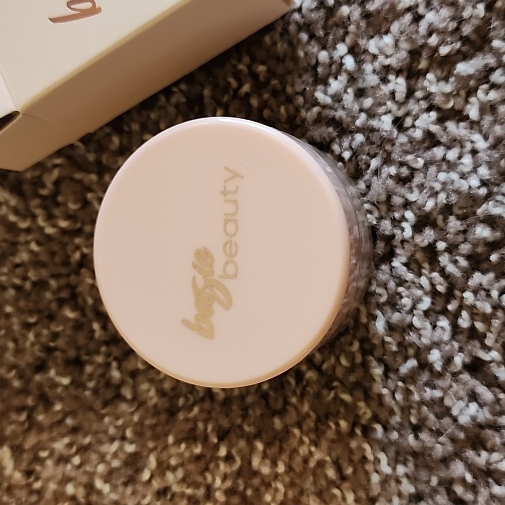 Brand New Basic Beauty setting Powder - Picture 3 of 3